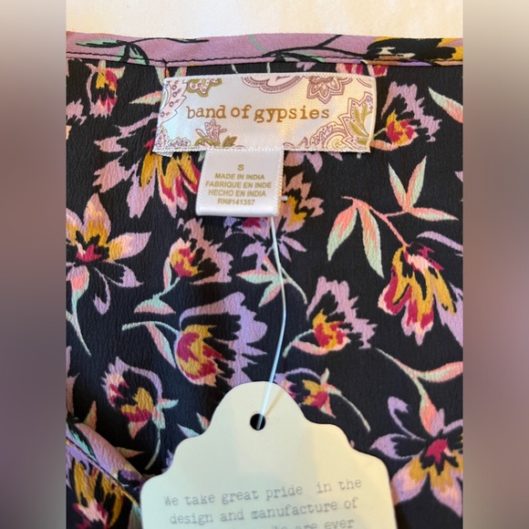 Band of Gypsies Nashville Surplice Top Black Floral Flutter Sleeve Size S Small - Picture 6 of 7